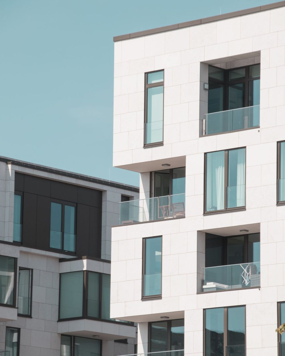 Moderne Wohnbauten mit Glasbalkonen